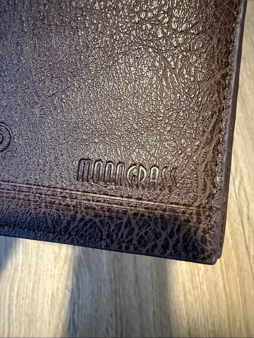 Moon Grass Brown Leather Men’s Wallet NIP - Picture 2 of 14